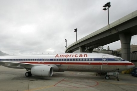 Letadlo společnosti American Airlines se při přistání rozlomilo.